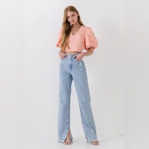 Pink cropped blouse with puff sleeves and v-neck